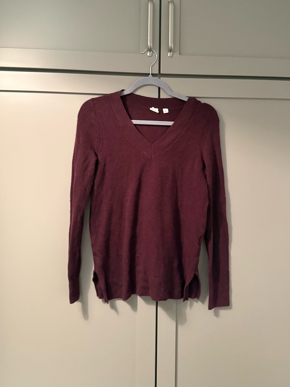 Gap Women’s V-Neck Long Sleeve Knit Sweater in Burgundy
